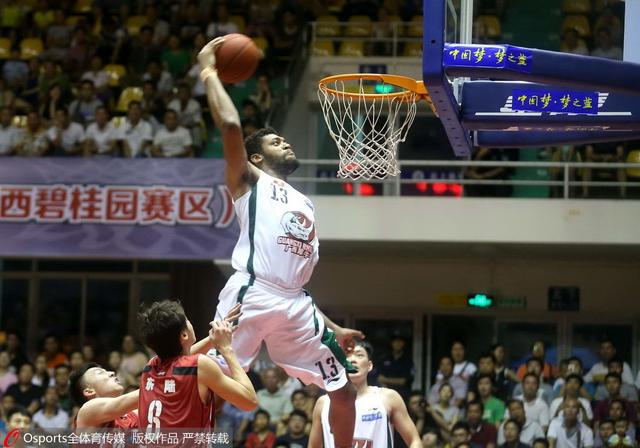 篮球湖人替补球员获得更多出场时间（湖人替补获更多上场机会）