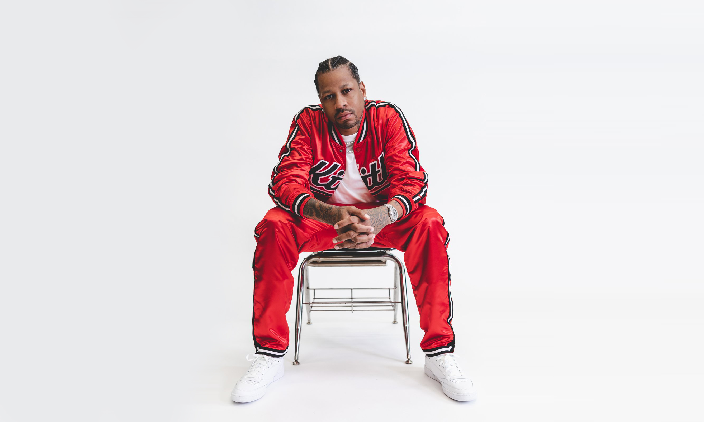 詹姆斯背身单打得分，引领球队节奏（詹姆斯背打取分，掌控比赛节奏）