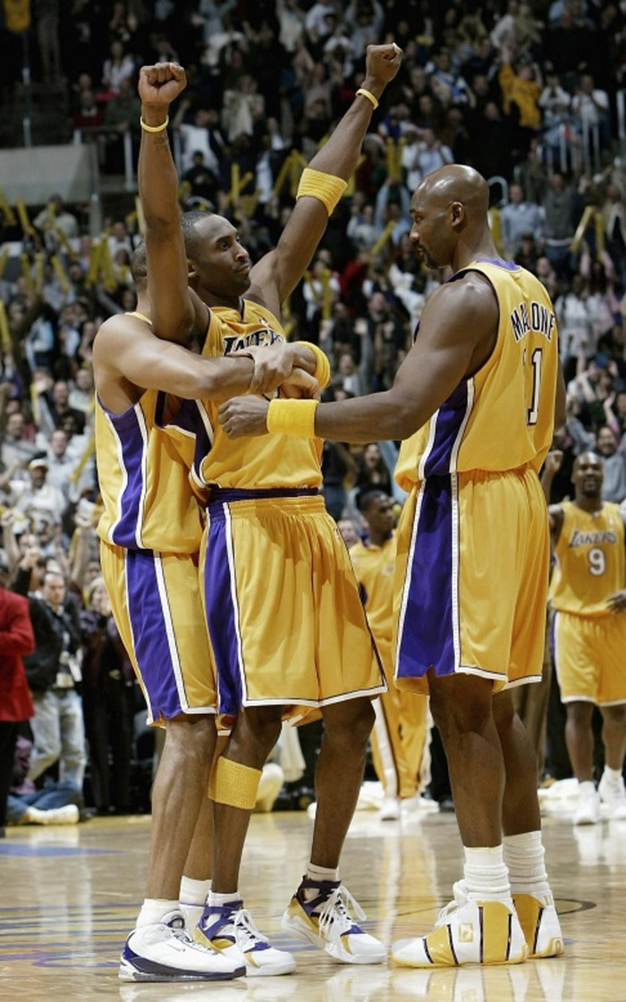 邵佳一会把青岛西海岸的这套5-4-1阵型自由切换...（邵佳一将灵活切换青岛西海岸的5-4-1阵型）