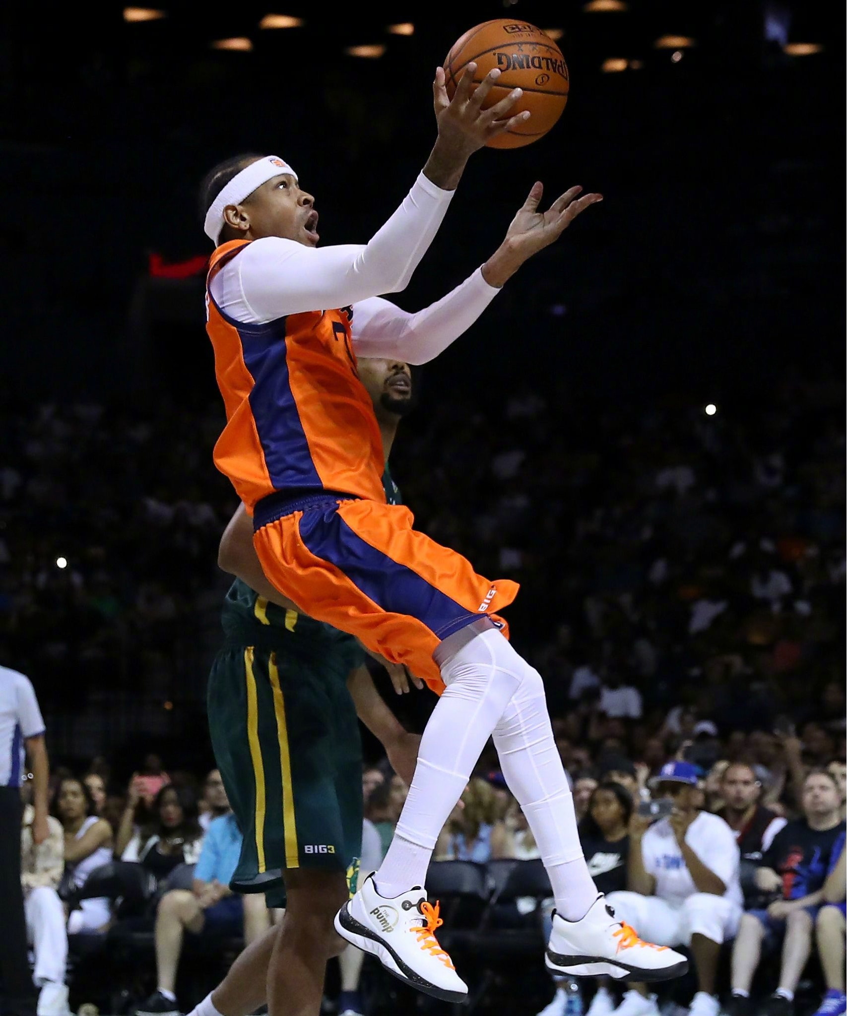 摧枯拉朽！东契奇抛传输送炮弹 艾顿起飞力压乔治双手暴扣（势不可挡！东契奇妙传空接，艾顿腾空力压乔治双手劈扣）