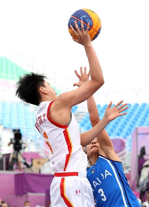 足球中超球队官宣签下韩国国脚（中超球队正式宣布韩国国脚加盟）