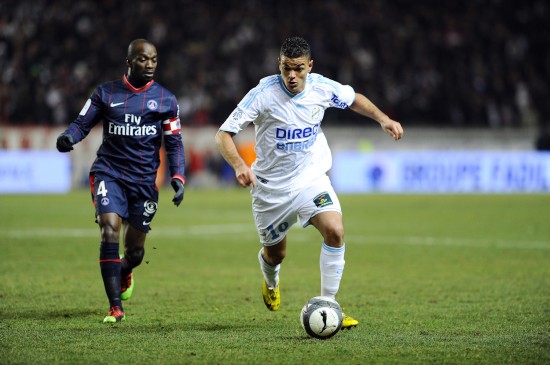 次节找到状态！郭艾伦半场4中2得到4分4助攻（次节发力手感回暖，郭艾伦半场4投2中贡献4分4助攻）