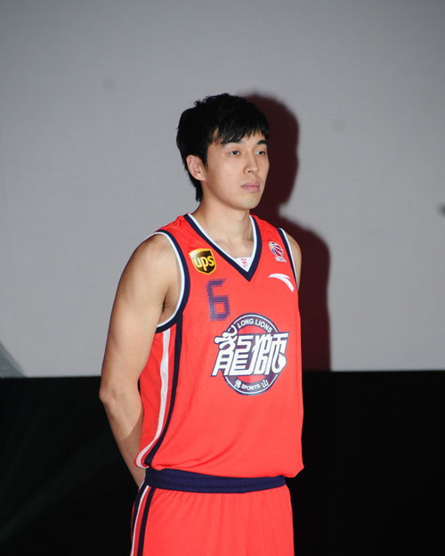 都体：邓弗里斯可能继续缺席与马竞比赛；泽林斯基已参加合练（都体：邓弗里斯或继续缺阵对马竞之战，泽林斯基已回归合练）