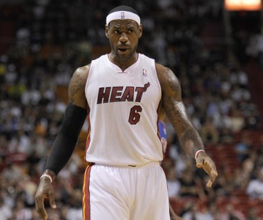 欧冠球员表现评析：C罗连续进球,（欧冠球员表现解读：C罗连场建功）